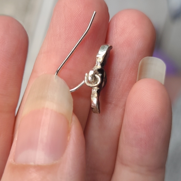 🍂3/$10 🦇 The Cutest Bitty Bat Earrings! Silvertone & Black Enamel Dangles - Picture 9 of 10